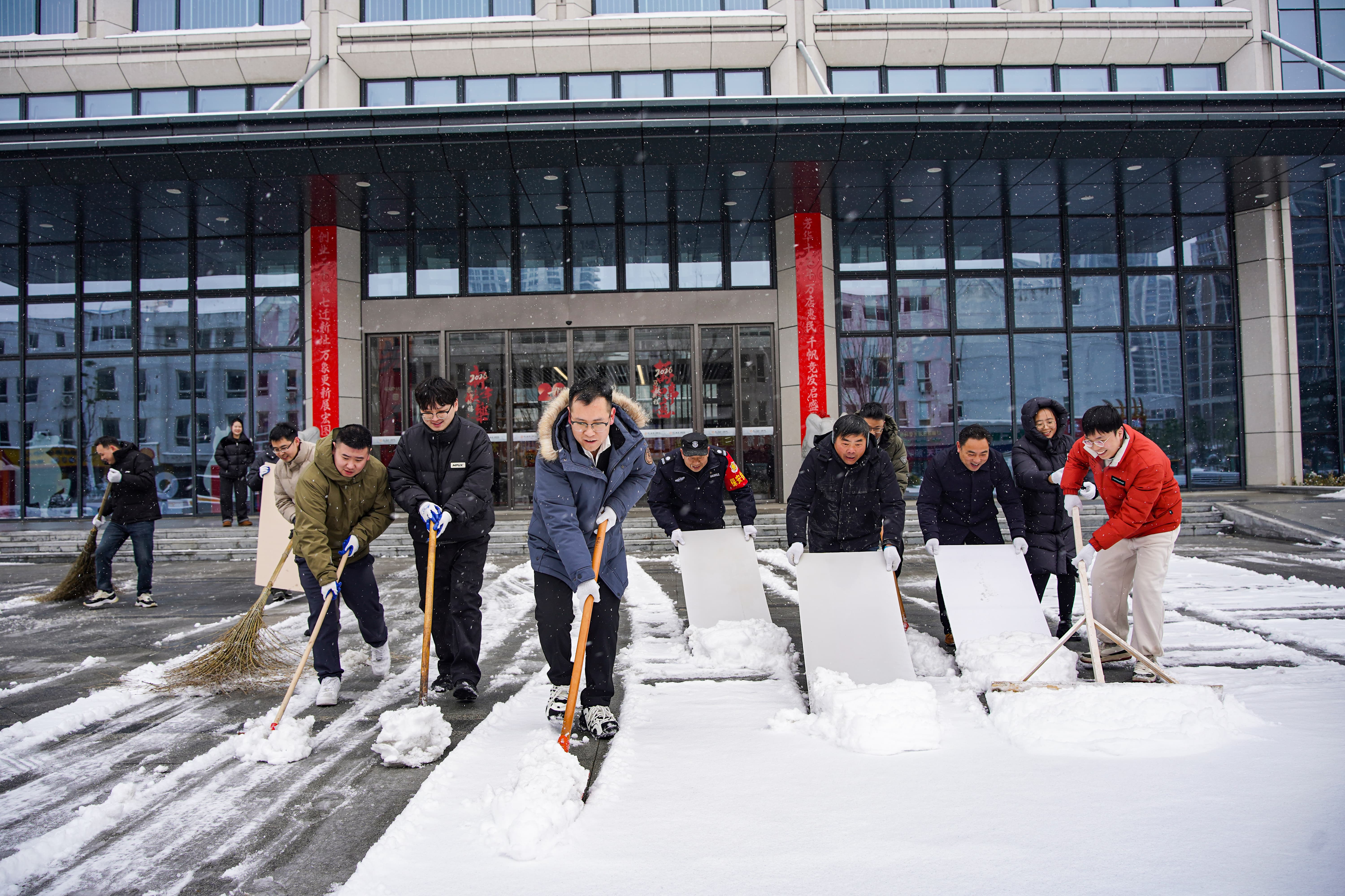 迎寒而上，，，，，，，行动照初心！yy易游体育党员前锋发展园区除雪行动